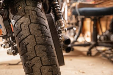 Motosiklet arka tekerleğinin lastik izi.