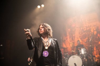 Detroit, Michigan / USA - 04-23-2019: Rival Sons rock grubunun vokalisti Jay Buchanan Fillmore Detroit 'te canlı performans sergiliyor