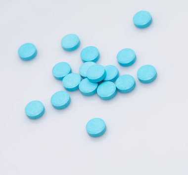 Beyaz arkaplanda haplar ve tabletler