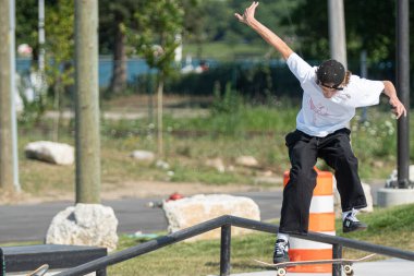 Detroit, Michigan, ABD - 08.01.2019: Patenciler Detroit kaykay parkında kaykay numaraları yapıyor