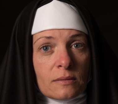 Rahibe üzgün ve senin için ağlıyor.