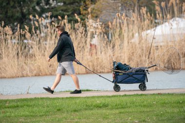 Harrison Township, Michigan, ABD - 01 Mayıs 2020: Covid-19 Corona Virüsü sırasında Michigan Metro Parkı etkinliği.