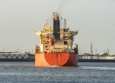 bilinmeyen bir yük gemisi okyanus yolculuğuna çıkıyor.