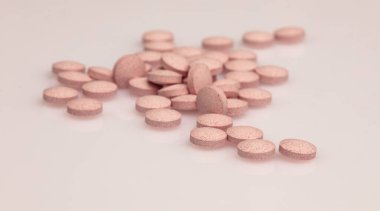 Beyaz arkaplanda haplar ve tabletler