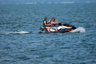 Şahsi su işkenceleri ve dalga koşucuları güneşli bir günde gölde eğleniyorlar..