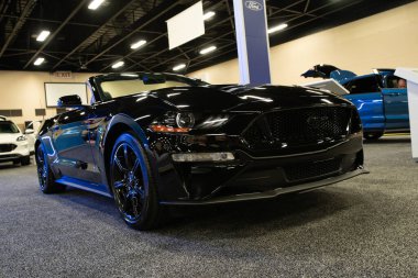 Toledo, Ohio, ABD - 02.07.2020: Büyük Toledo Otomobil Fuarı 2020, The Blade tarafından sunuldu, en yeni araç modelleri ve otomotiv teknolojisinde son gelişmeler.