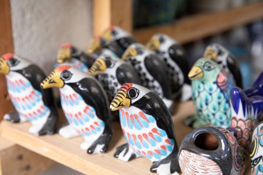 Antigua Guatemala, Guatemala - Mart 09 2020: Corona Virüsü 'nden hemen önce Guatemala' da el yapımı ve boyalı seramik.