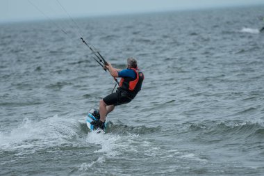 Uçurtmacı adam okyanus suyunda pratik yapıyor, ABD, 2020, Michigan Metro