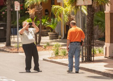 Bilinmeyen müteahhit sizin tahmininiz için fotoğraf çekiyor.