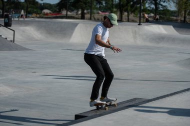 Detroit, Michigan, ABD - 08.01.2019: Patenciler Detroit kaykay parkında kaykay numaraları yapıyor