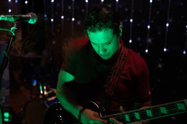 Tres Amigos Grubu, Anitgua, Guatemala 'da 03-07-2020 yıllarında bir hippi düğününde sahne aldı.