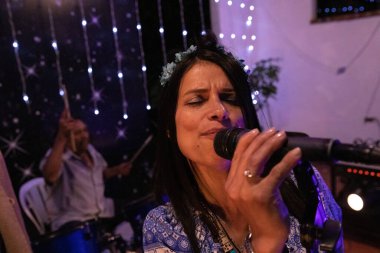 Tres Amigos Grubu, Anitgua, Guatemala 'da 03-07-2020 yıllarında bir hippi düğününde sahne aldı.