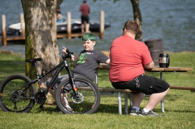 Harrison Township, Michigan / USA - 06.01.2020: Corona Virüsü sırasında Michigan Metro Parkı etkinliği.