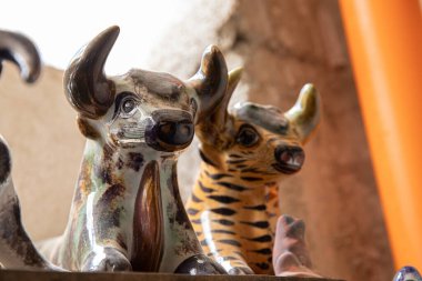 Antigua Guatemala, Guatemala - Mart 09 2020: Corona Virüsü 'nden hemen önce Guatemala' da el yapımı ve boyalı seramik.