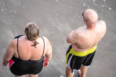 İki sporcu kum torbasıyla kavga ediyor.