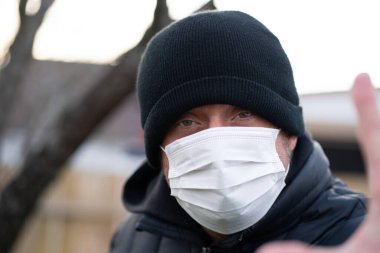 Mikroplardan korunmak için koruyucu maske takan bir adam.