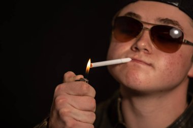 Sigaralı genç bir adam.