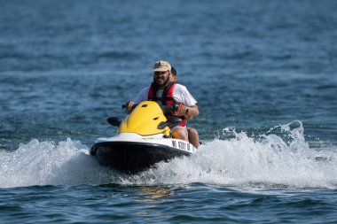 Şahsi su işkenceleri ve dalga koşucuları güneşli bir günde gölde eğleniyorlar..