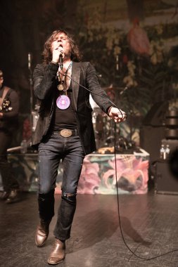 Detroit, Michigan / USA - 04-23-2019: Rival Sons rock grubu Fillmore Detroit 'te canlı performans sergiliyor