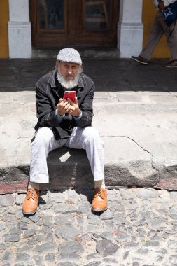 Siyah takım elbiseli silahlı bir adam.