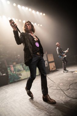 Detroit, Michigan / USA - 04-23-2019: Rival Sons rock grubu Fillmore Detroit 'te canlı performans sergiliyor
