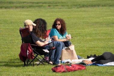 Harrison Township, Michigan, ABD - 23 Mayıs 2020: Covid-19 Corona Virüsü sırasında Michigan Metro Parkı etkinliği.