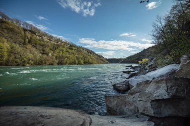 Dağlardaki dağ nehri