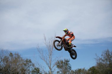 Orlando, Florida, ABD - 03.09.2018: Motokros sürücüleri Florida 'nın merkezinde güneşli bir günde toprak motosikletlerinde hile ve beceri yapıyorlar.