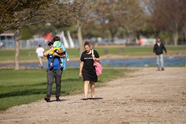 Harrison Township, Michigan, ABD - 15 Mayıs 2020: Covid-19 Corona Virüsü sırasında Michigan Metro Parkı etkinliği.