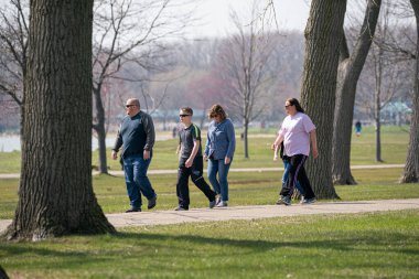 Harrison Township, Michigan, ABD - 28 Nisan 2020: Covid-19 Corona Virüsü sırasında Michigan Metro Parkı etkinliği.