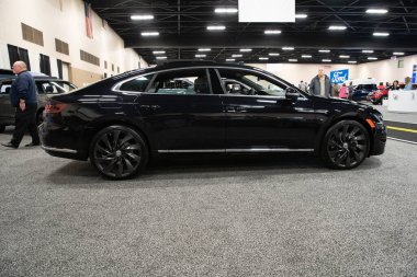 Toledo, Ohio, ABD - 02.07.2020: Büyük Toledo Otomobil Fuarı 2020, The Blade tarafından sunuldu, en yeni araç modelleri ve otomotiv teknolojisinde son gelişmeler.