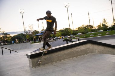 Detroit, Michigan, ABD - 9.04.2019: Patenciler ve BMX motorcuları Detroit günbatımında numara yapıyor