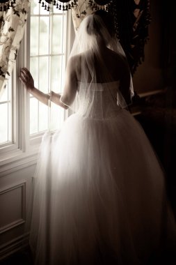 Bilinmeyen gelin aynaya yansıyor