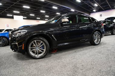 Toledo, Ohio, ABD - 02.07.2020: Büyük Toledo Otomobil Fuarı 2020, The Blade tarafından sunuldu, en yeni araç modelleri ve otomotiv teknolojisinde son gelişmeler.