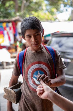 Sırt çantası ve kaykayı olan genç bir adam.