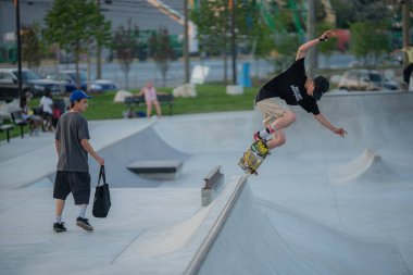 Detroit, Michigan, ABD - 07.10.2019: Detroit 'teki kaykay parkında kaykaycılar