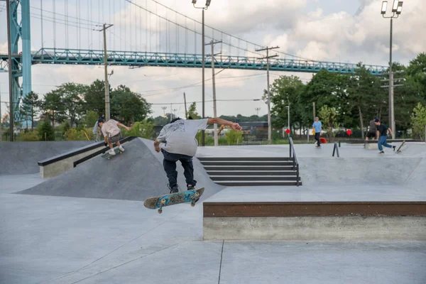 Detroit Michigan Eua 2019 Skaters Pratica Truques Skates Centro Detroit — Fotografia de Stock