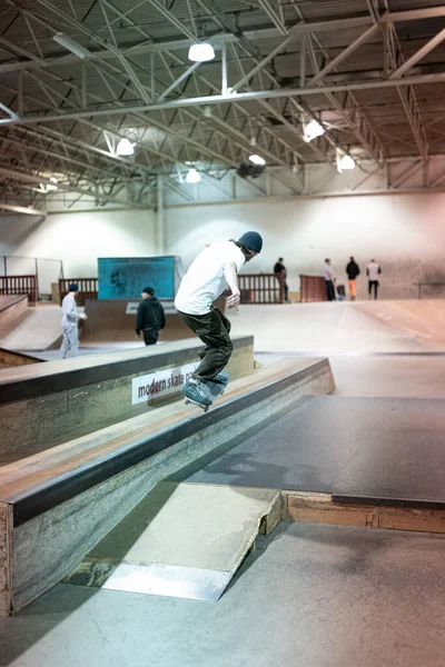 Royal Oak Michigan Usa Korcsolyázók Gyakorolják Trükkjeiket Modern Skate Parkban — Stock Fotó