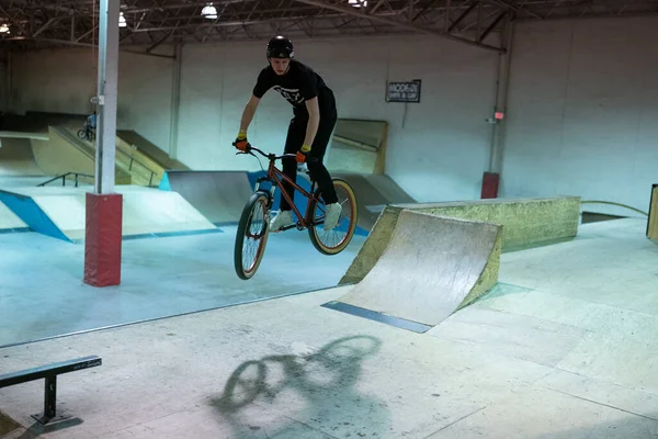 Royal Oak Michigan Usa 2019 Skaters Bikers Practice Tricks Indoor — Stock Photo, Image