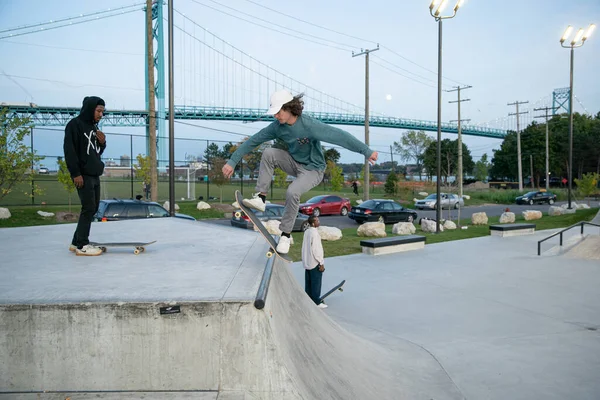 Detroit Michigan Usa 2019 Skaters Bikers Practing Tricks Dusk Detroit — стокове фото