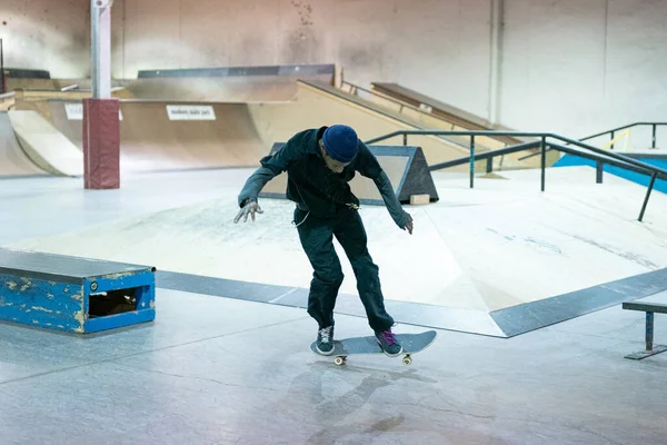 Royal Oak Michigan Usa Korcsolyázók Gyakorolják Trükkjeiket Modern Skate Parkban — Stock Fotó