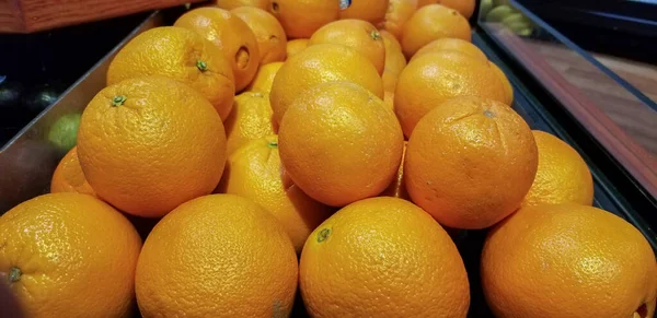 Свежие Апельсины Корзине — стоковое фото