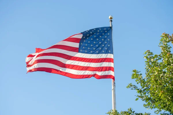 Bandera Americana Ondea Alto Los Fuertes Vientos — Foto de Stock
