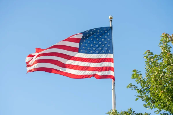 Bandiera Americana Sventola Alto Sopra Testa Nei Forti Venti — Foto Stock