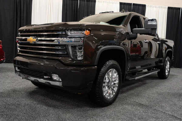 Toledo, Ohio, ABD - 02.07.2020: Büyük Toledo Otomobil Fuarı 2020, The Blade tarafından sunuldu, en yeni araç modelleri ve otomotiv teknolojisinde son gelişmeler.