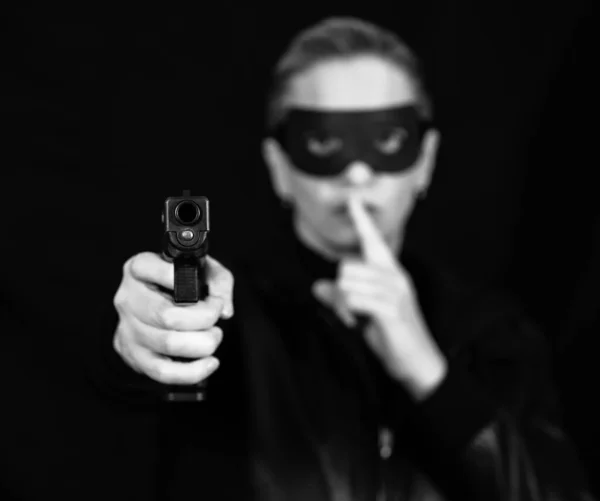 マスクの犯罪者が銃を向け — ストック写真
