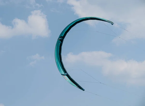 Kite Boardisté Trénují Větrného Dne Oblohy Padáku — Stock fotografie