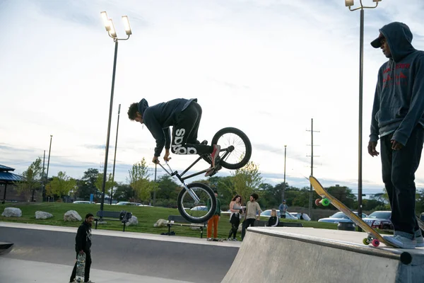 Detroit Michigan Estados Unidos 2019 Patinadores Ciclistas Practican Trucos Atardecer — Foto de Stock