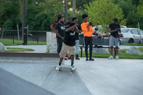 디트로이트 2019 디트로이트 시내의 스케이트보드 위에서 묘기를 부리는 스케이트 선수들 — 스톡 사진