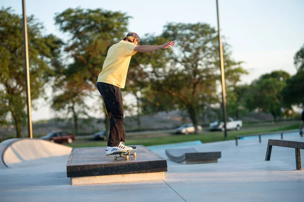 Detroit Michigan Usa 2019 Skateři Cvičí Své Triky Při Západu — Stock fotografie